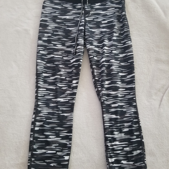 🩵 B2G1 EUC Nike Dri-Fit camo crop leggings - Picture 4 of 6